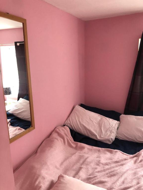 sypialnia z łóżkiem i lustrem w obiekcie Room in town centre w mieście Saint Helens