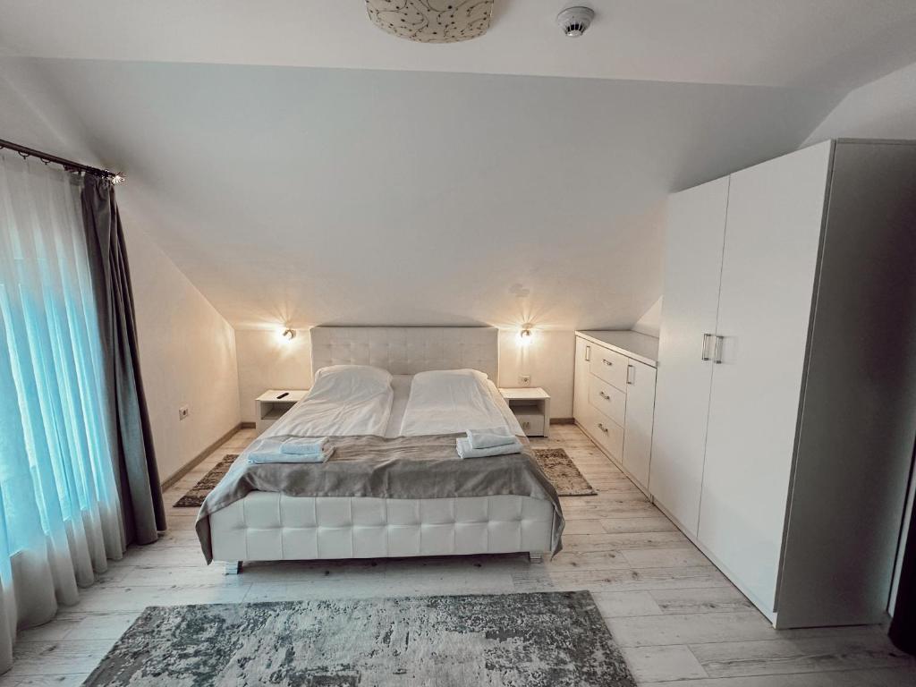 Ένα ή περισσότερα κρεβάτια σε δωμάτιο στο Cazare Vicoveancaa