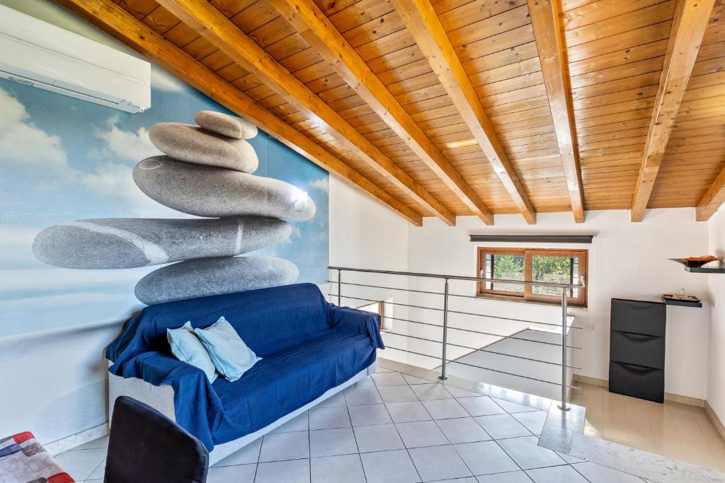 a room with a blue couch and a stack of rocks at Verona house in Verona