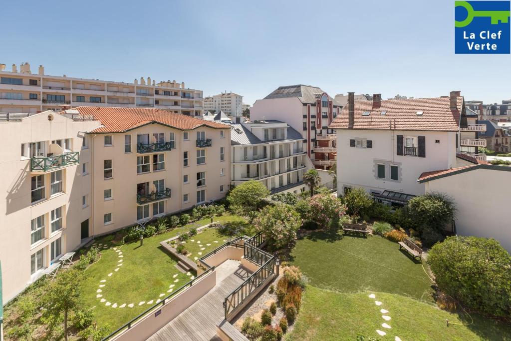 une vue aérienne sur un parc au milieu des bâtiments dans l'établissement Résidence Pierre & Vacances Premium Haguna, à Biarritz