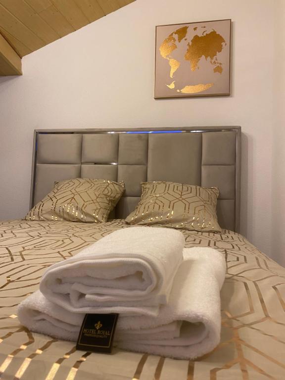 a bedroom with a bed with a blanket on it at Le Foyer d'Or - Hypercentre & Confort in Agen