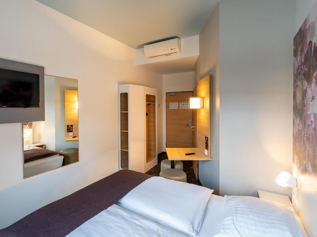 Postel nebo postele na pokoji v ubytování B&B Hotel Hildesheim