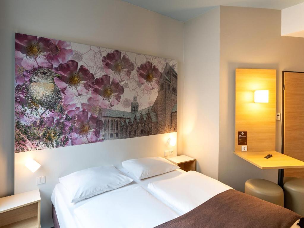 Postel nebo postele na pokoji v ubytování B&B Hotel Hildesheim