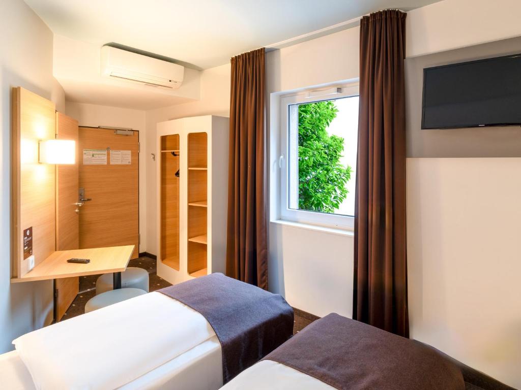 Postel nebo postele na pokoji v ubytování B&B Hotel Hildesheim