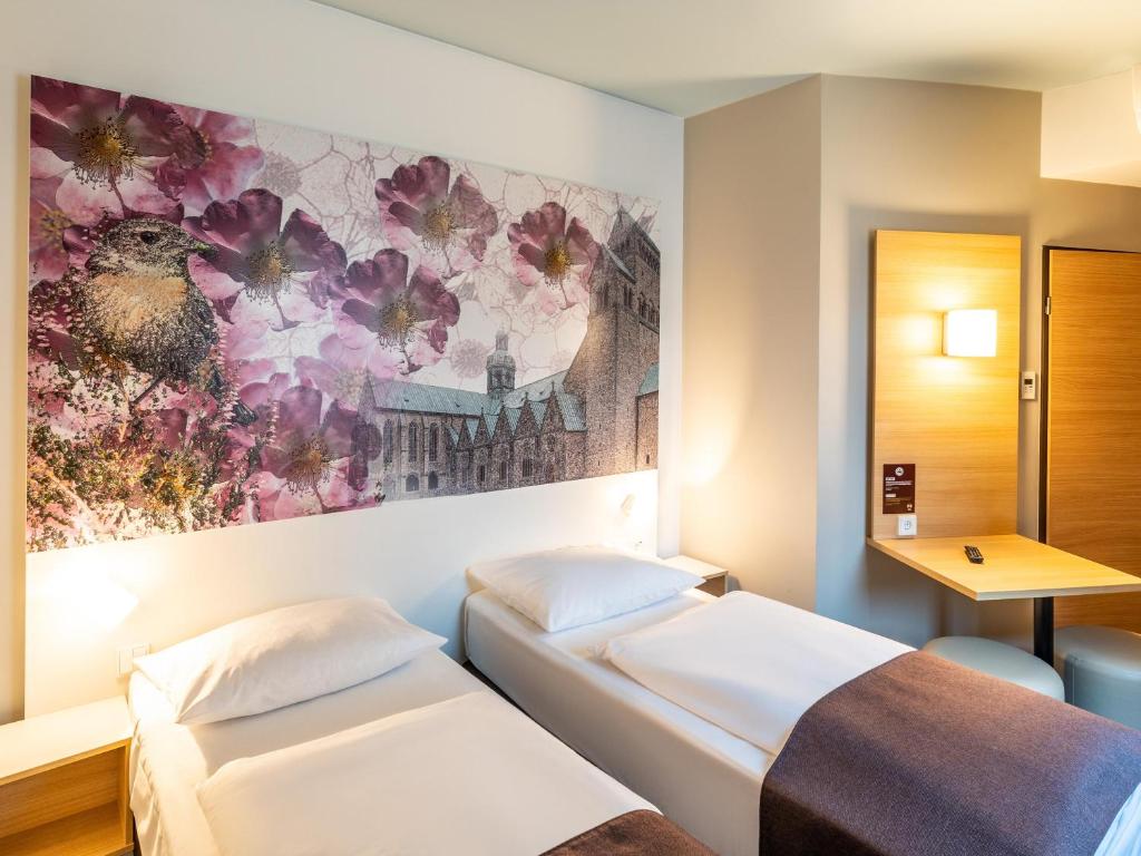 Postel nebo postele na pokoji v ubytování B&B Hotel Hildesheim