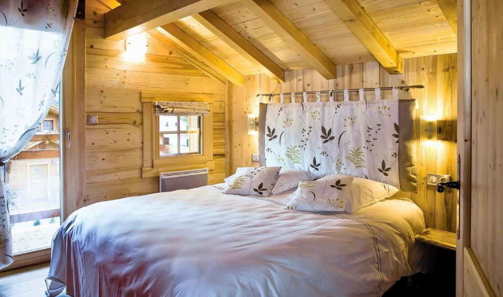 Postel nebo postele na pokoji v ubytování LOGIS HÔTEL, CHALETS et RESTAURANT LES CHATELMINÉS