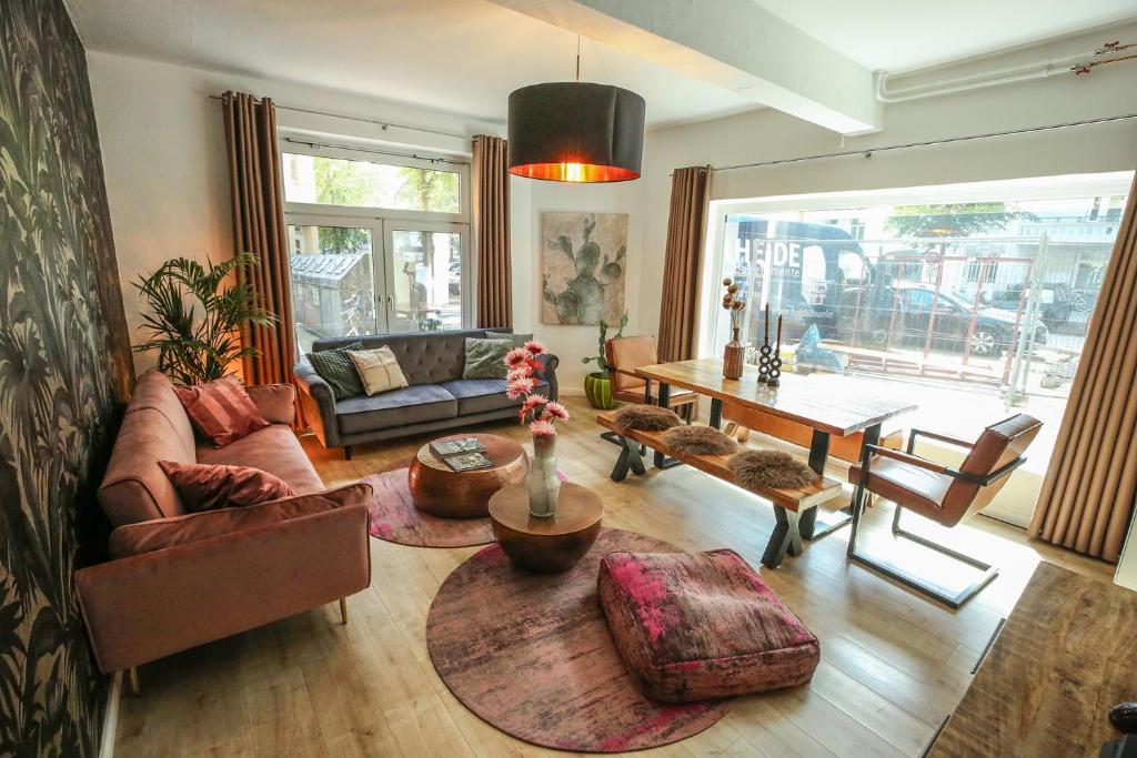 a living room with a couch and a table at Zentrale Designoase in Hamburg