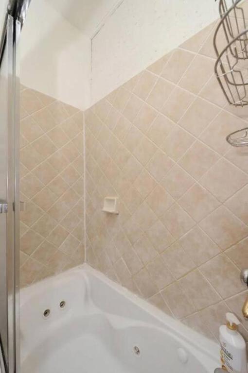 آپارتمان دنج 1 خوابه در سمت غربی بالا!, آژانس هواپیمایی آسمان سپید