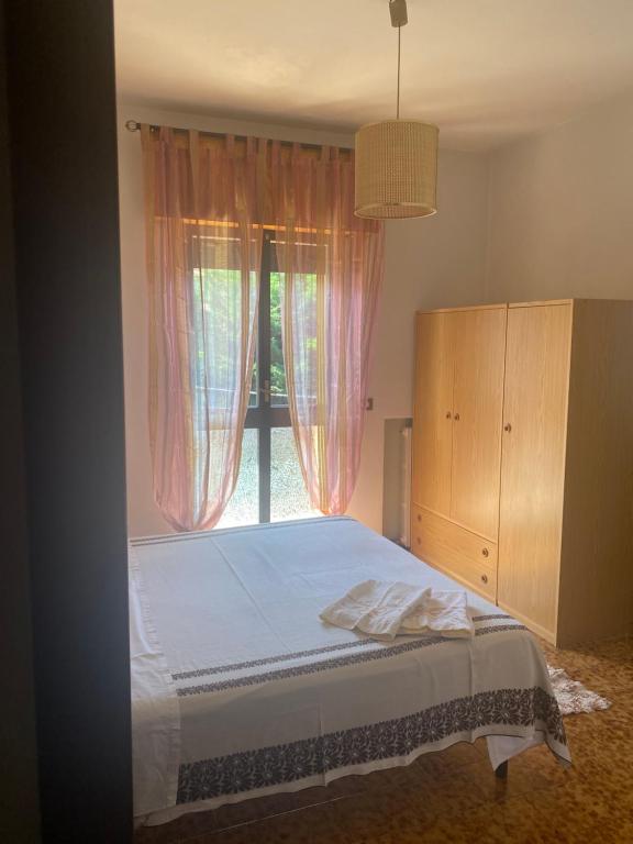 Schlafzimmer mit einem Bett und einem Fenster in der Unterkunft L'Ideale srls 
