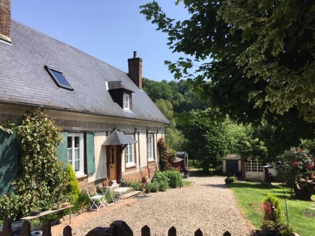 a house with a gravel driveway in front of it at Appart dans longère Normande au coeur de la Forêt de Lyons 