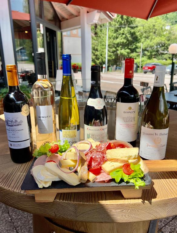 Nápoje v ubytování LOGIS HÔTEL, CHALETS et RESTAURANT LES CHATELMINÉS
