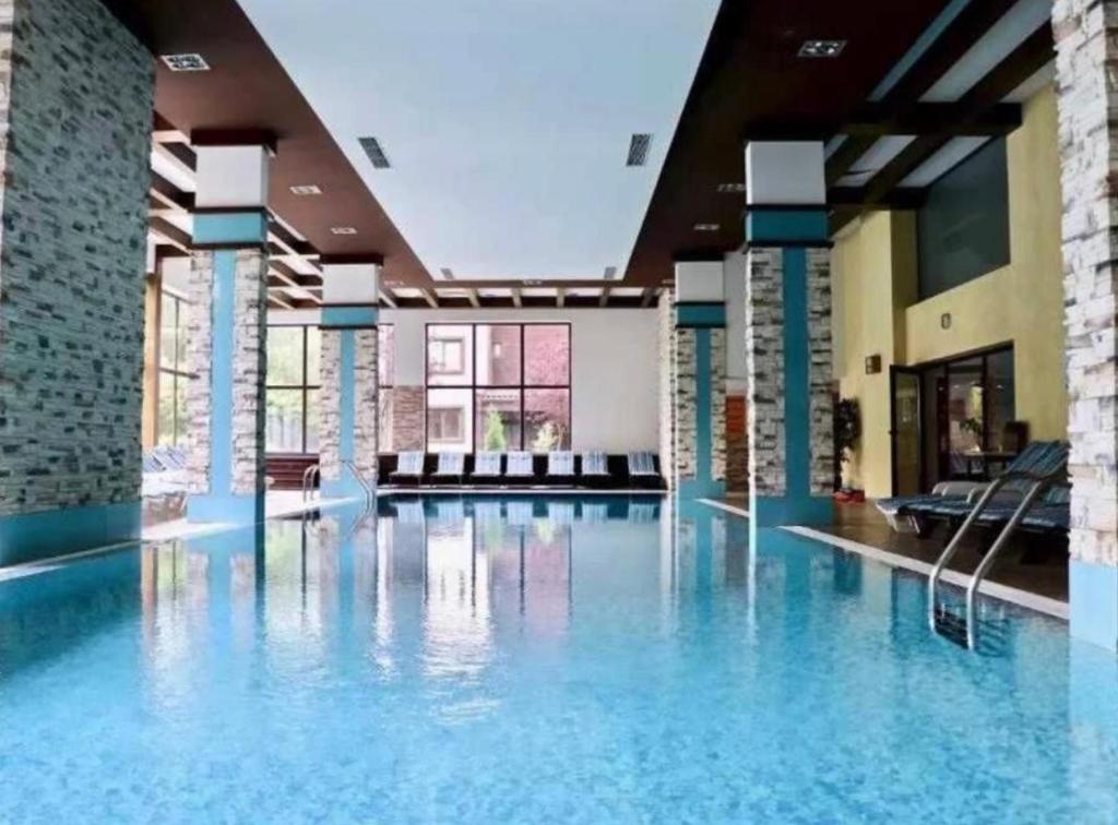 Bazén v ubytování Apartament by Zenit in Terra Complex Massonet D28 near Bansko nebo v jeho okolí