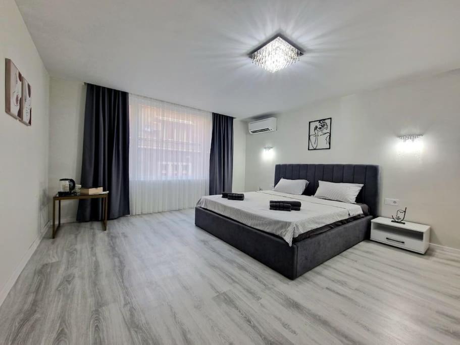een slaapkamer met een groot bed in een kamer bij Central Luxe Apartment - Elisha in Varna