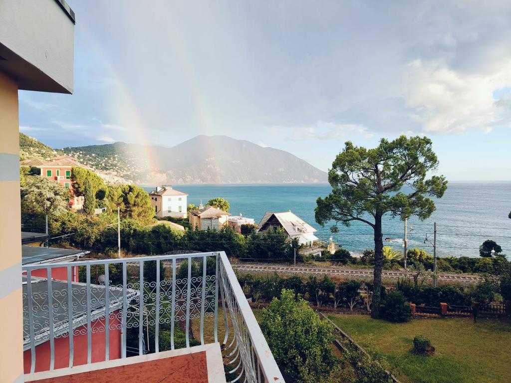 uma vista para o oceano a partir de uma varanda de uma casa em B&B La taverna di Mulinetti em Recco