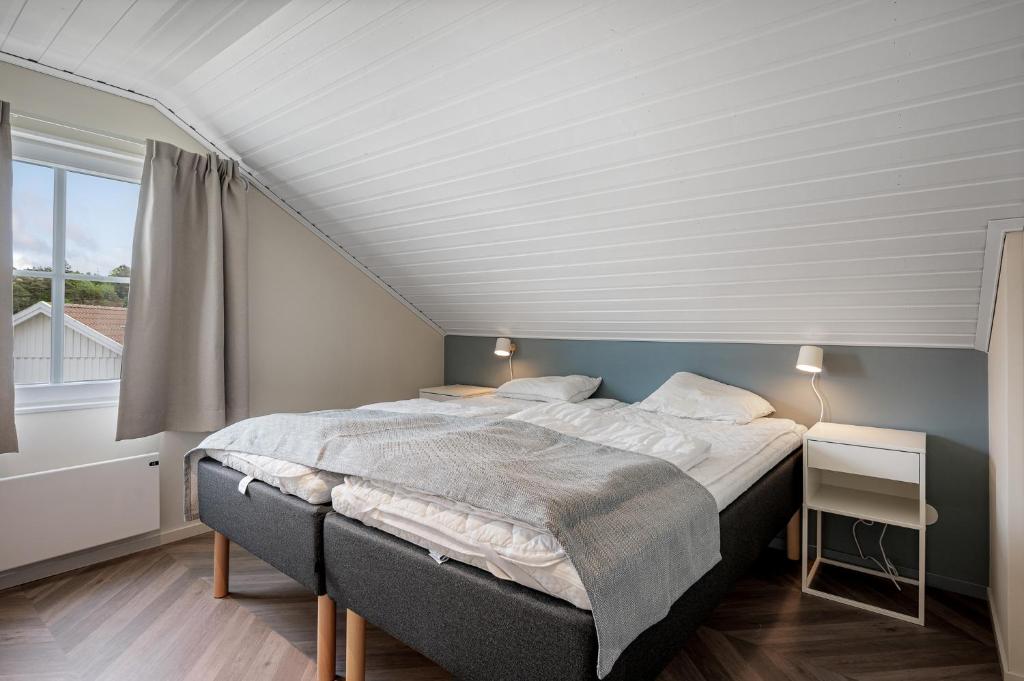 Postel nebo postele na pokoji v ubytování Tanumstrand SPA & Resort Stugor