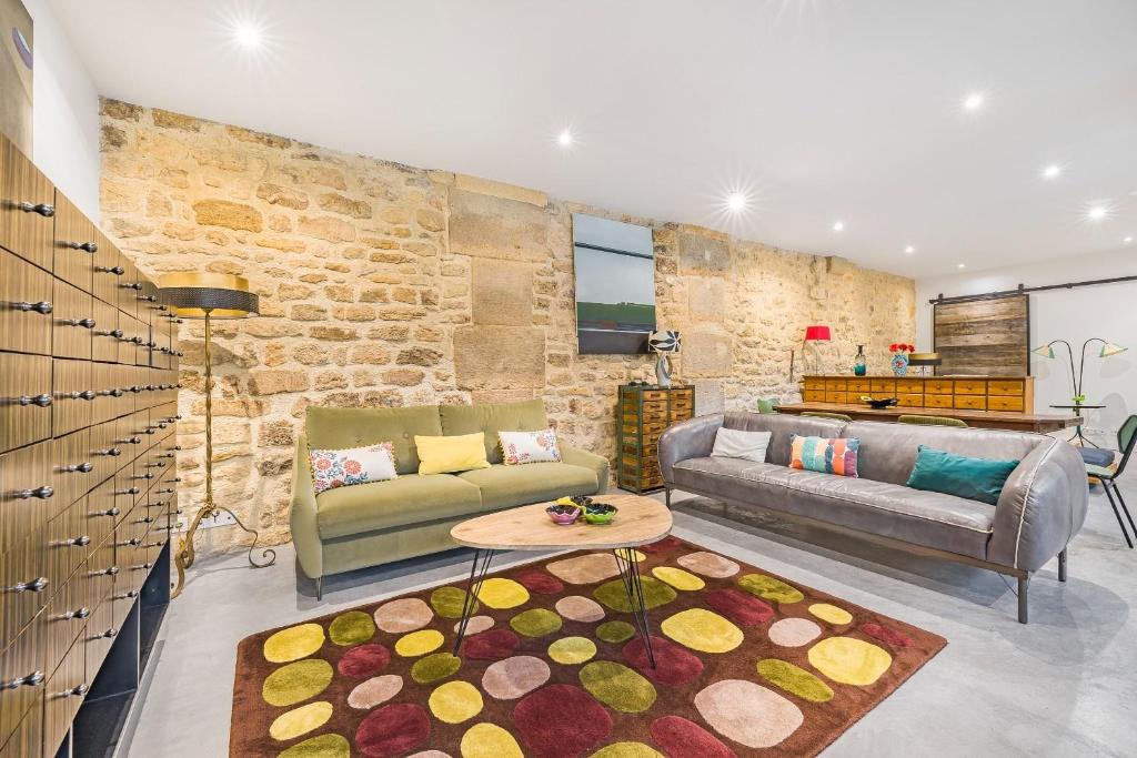 un salon avec un canapé et une table dans l'établissement Paridily Circus, à Paris