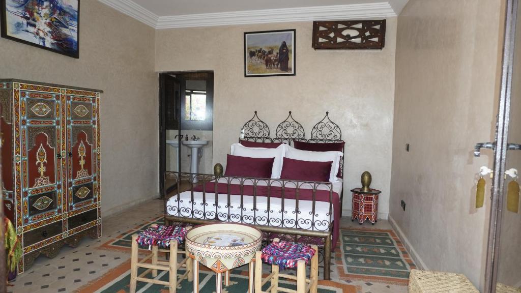 Giường trong phòng chung tại Riad Saida Atlas