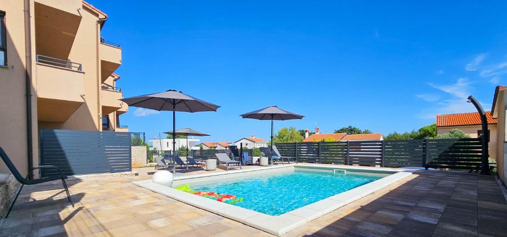 Bazén v ubytování Apartment Bluemare B3 with Shared Pool nebo v jeho okolí