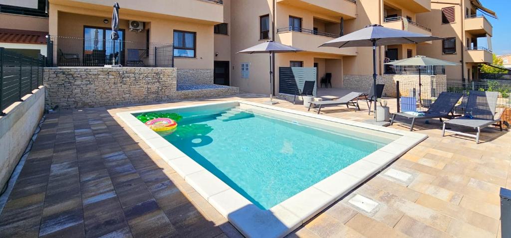 Bazén v ubytování Apartment Bluemare B3 with Shared Pool nebo v jeho okolí