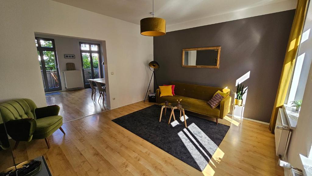 uma sala de estar com um sofá e uma lareira em Stilvolle Ferienwohnung am Stadthafen Schwerin em Schwerin