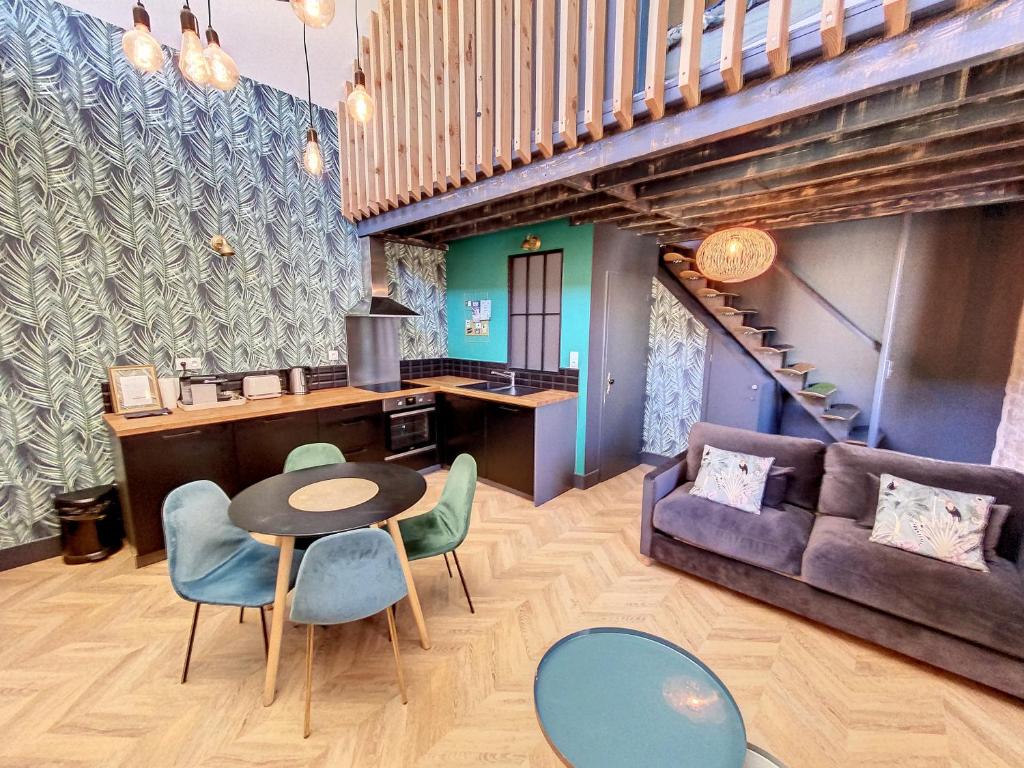 ein Wohnzimmer mit einem Sofa, einem Tisch und Stühlen in der Unterkunft Jungle room in Bourgoin