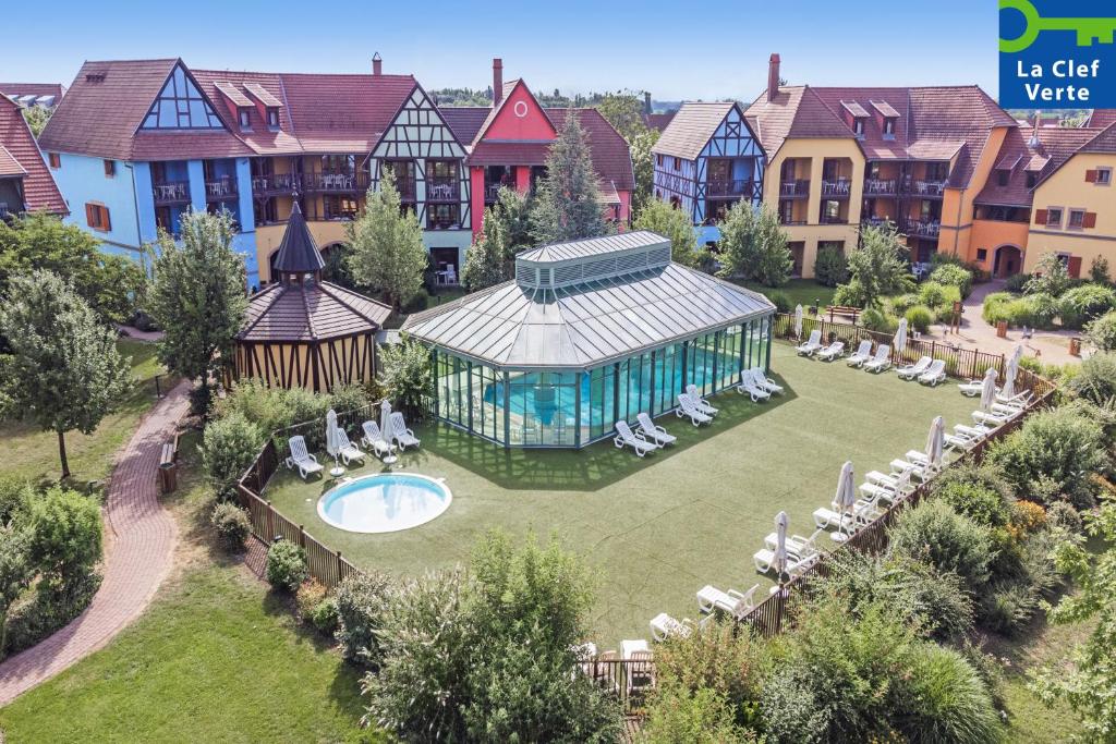 - une vue aérienne sur un complexe avec une piscine dans l'établissement Résidence Pierre & Vacances Le Clos d'Eguisheim, à Eguisheim