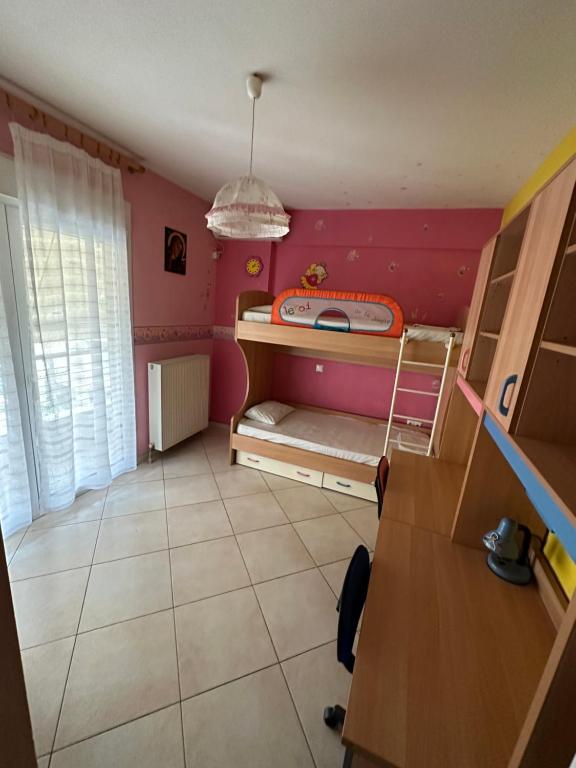 Posteľ alebo postele v izbe v ubytovaní Christos house-- Comfortable apartment with great view and private parking !