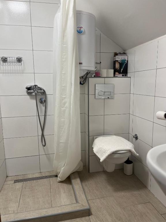 Koupelna v ubytování Apartmani Vinarije IN