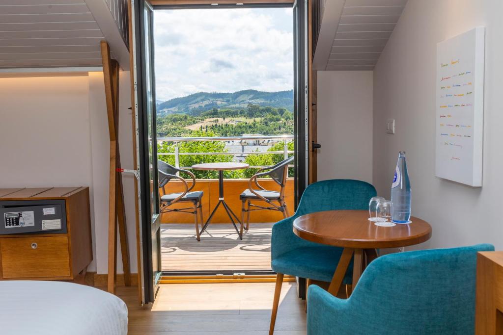 Nespecifikovaný výhled na hory nebo výhled na hory při pohledu z hotelu