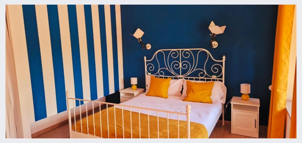 um quarto com uma cama com uma parede azul em Milano 3 Suite em Basiglio