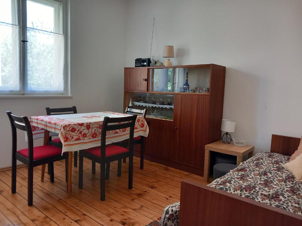 uma sala de jantar com uma mesa e cadeiras num quarto em Apartment Šula em Pljevlja