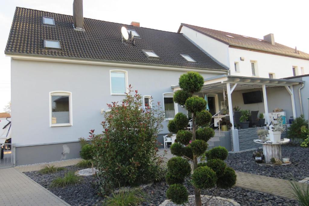 a house with a garden in front of it at Ferienwohnung Wilhelmine in Mosigkau