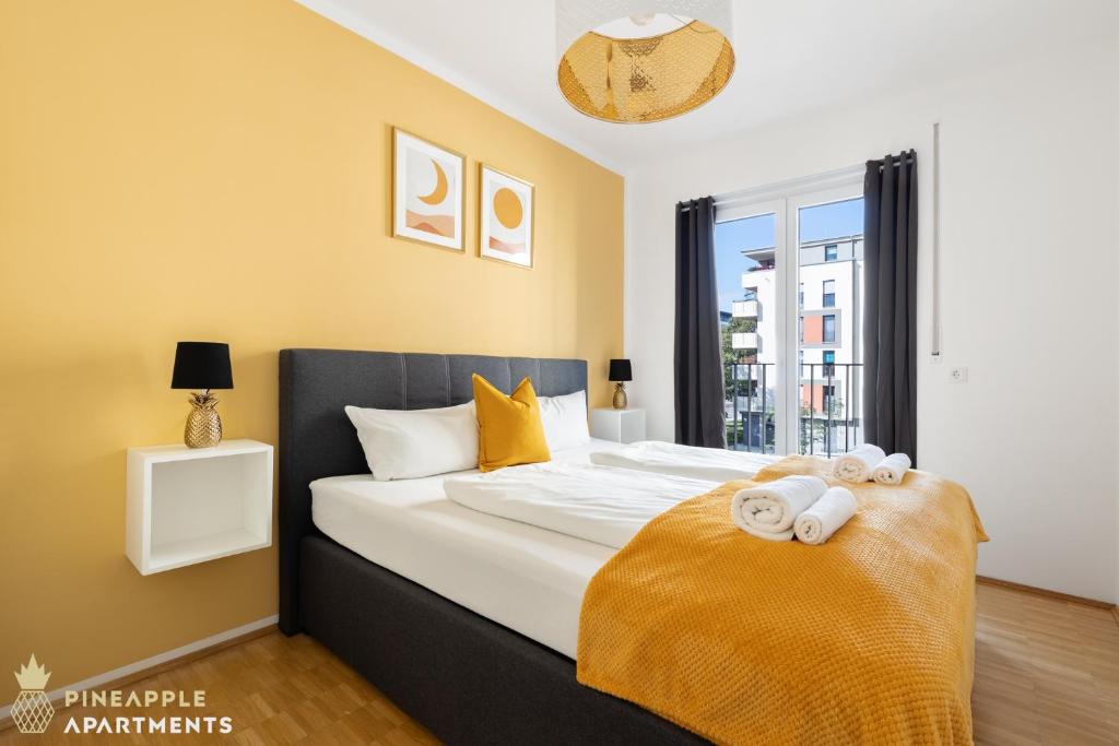 1 dormitorio con 1 cama con toallas en Pineapple Apartments Dresden Zwinger I - 80 qm - 1x free parking en Dresden
