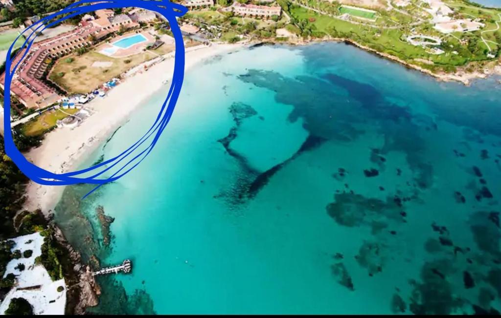 een luchtzicht op een strand met blauw water bij Residence Hotel Nuraghe in Porto Rotondo