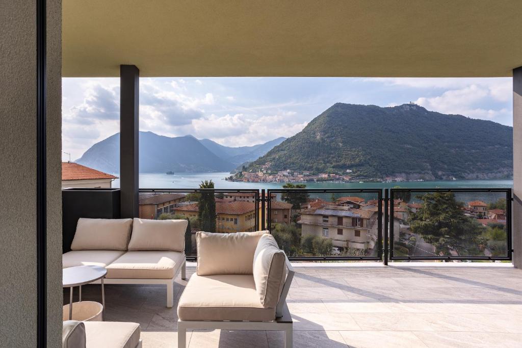 uma sala de estar com vista para uma montanha em Lake Iseo Panorama em Sulzano