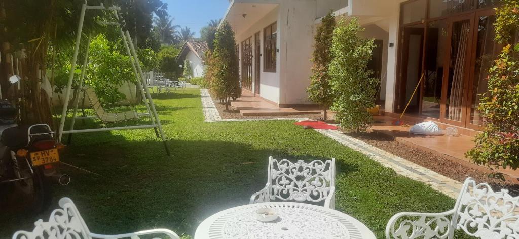 Zahrada ubytování Hemalie Resort Mirissa