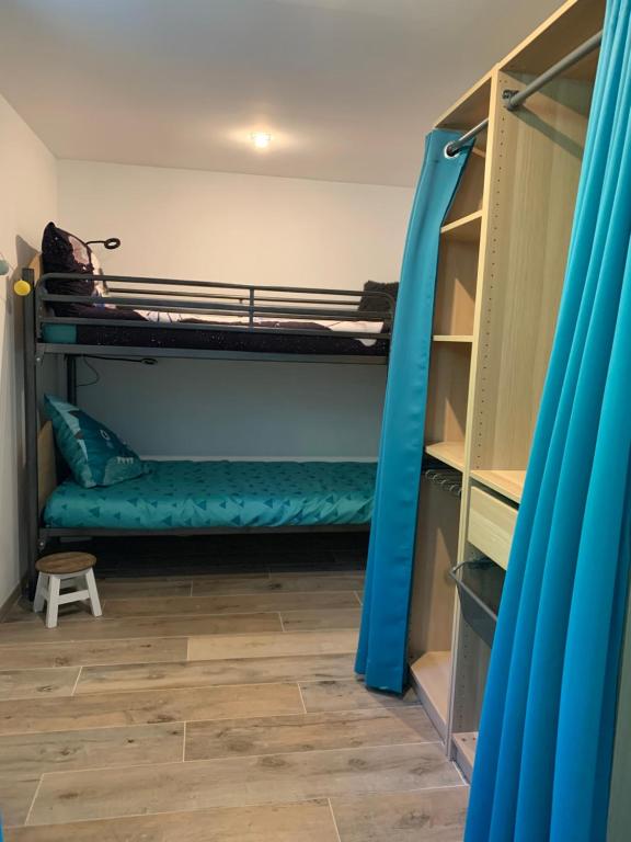 Palanda nebo palandy na pokoji v ubytování Chez Isa