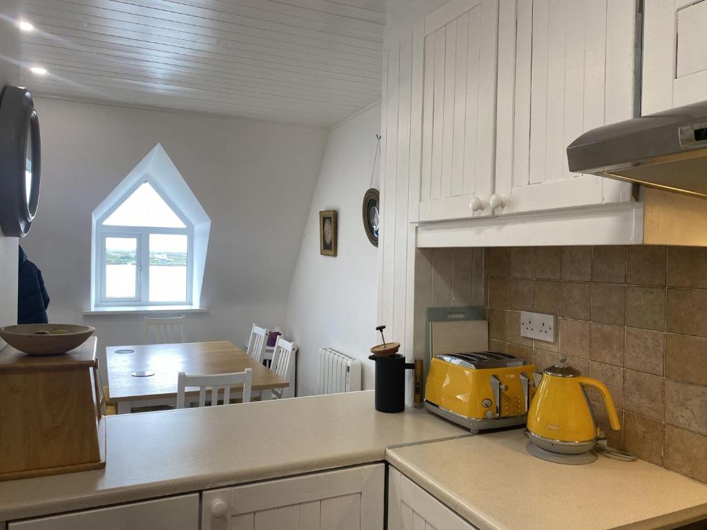 Kuchyň nebo kuchyňský kout v ubytování Apartment 454 - Roundstone
