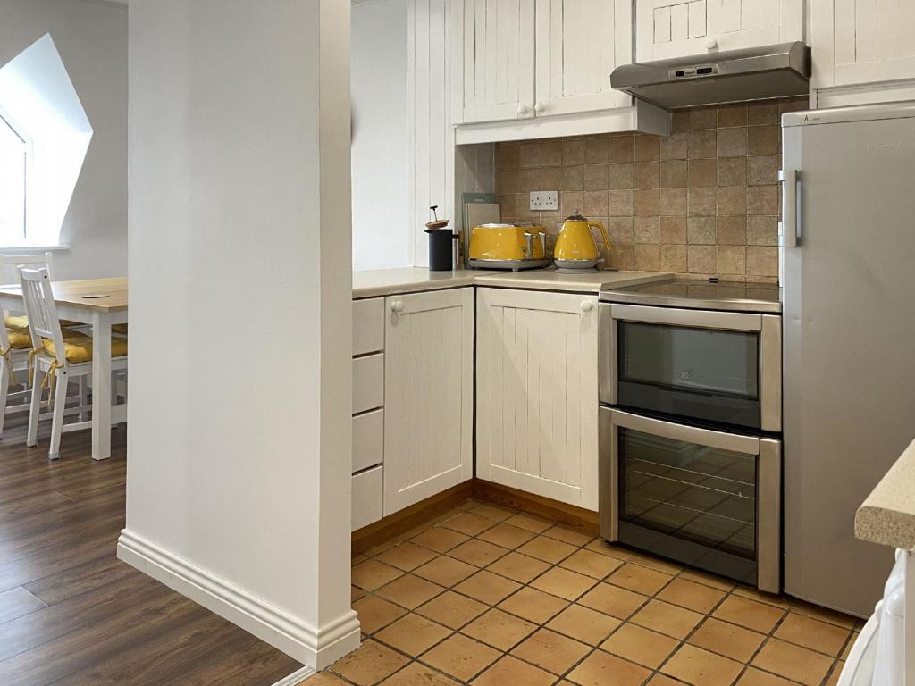 Kuchyň nebo kuchyňský kout v ubytování Apartment 454 - Roundstone