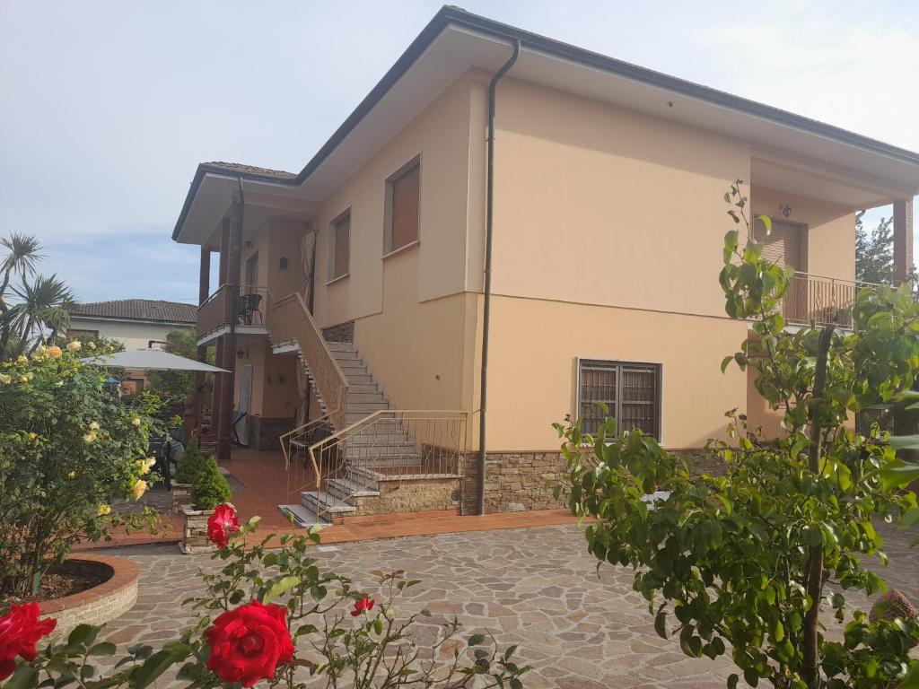 una casa con escaleras y flores delante en CASA CAMELIA, en Capannori