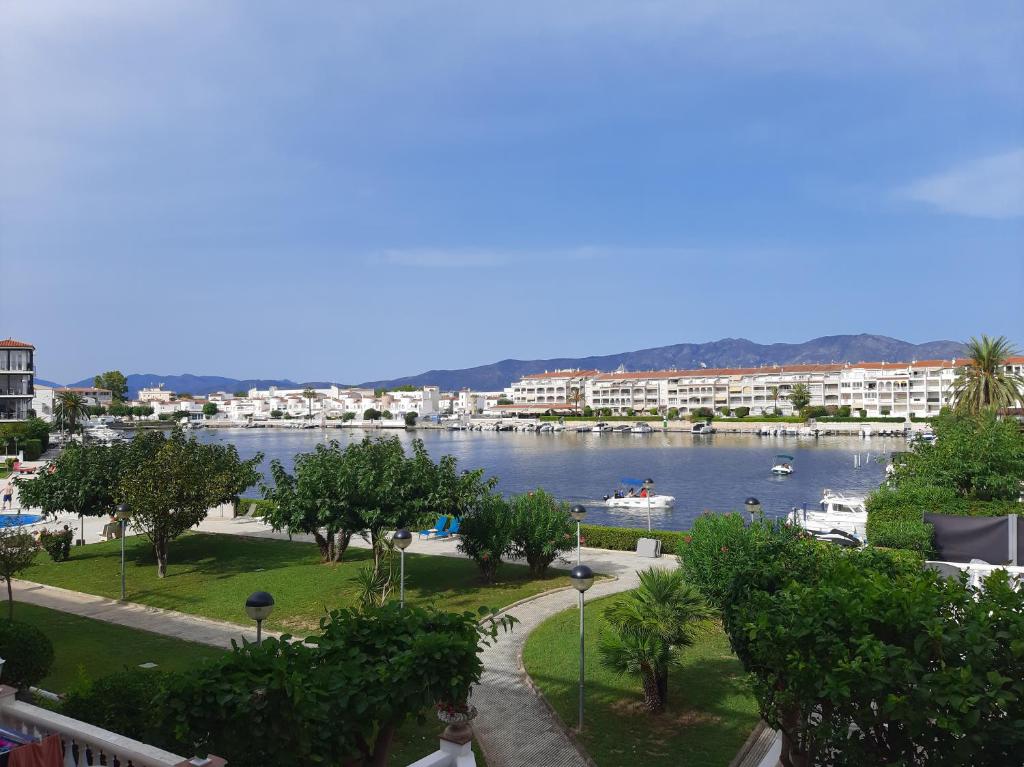 a view of a river with buildings and a city at 2 habitacions, aire fred i calent, piscina, parking in Empuriabrava