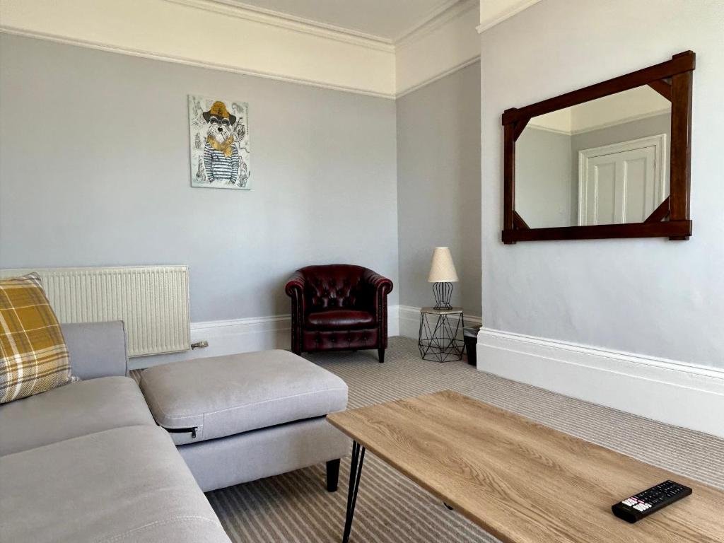 Clifton Seafront Apartments - Sandown, Isle of Wight - FREE CAR FERRY - 带阳台的公寓