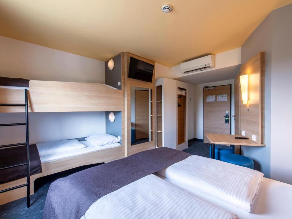 Postel nebo postele na pokoji v ubytování B&B Hotel Augsburg-Süd