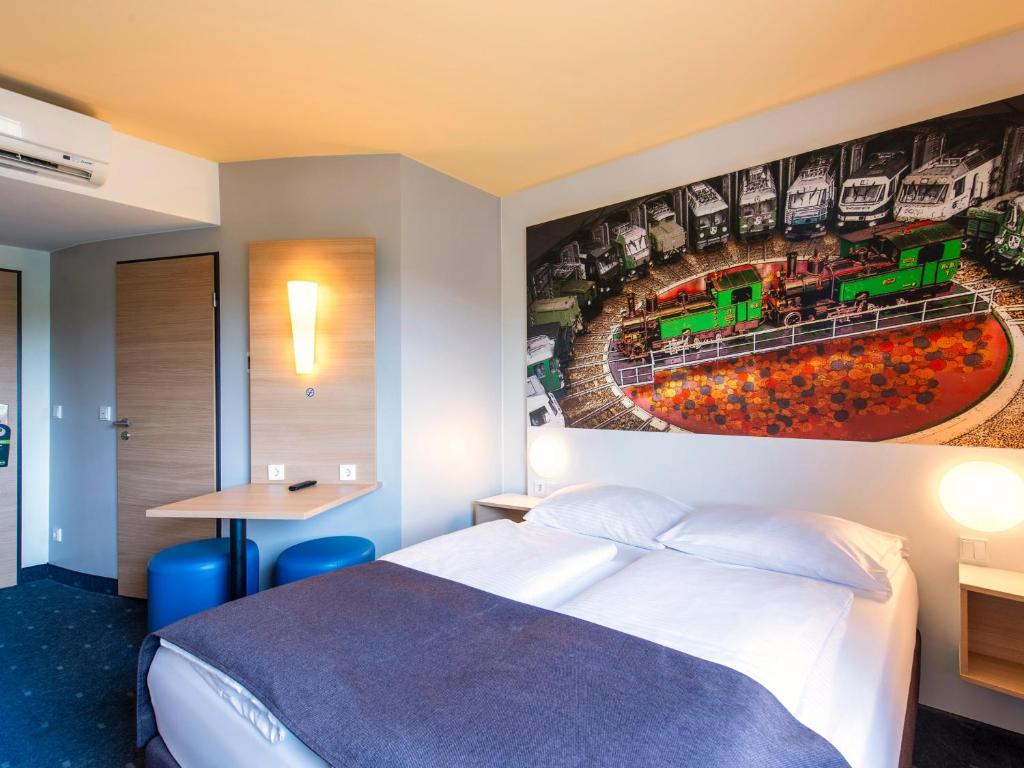 Postel nebo postele na pokoji v ubytování B&B Hotel Augsburg-Süd