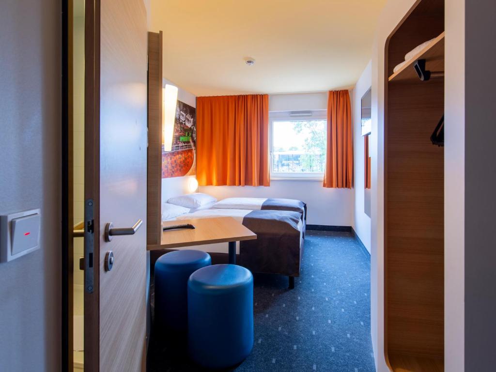 Postel nebo postele na pokoji v ubytování B&B Hotel Augsburg-Süd