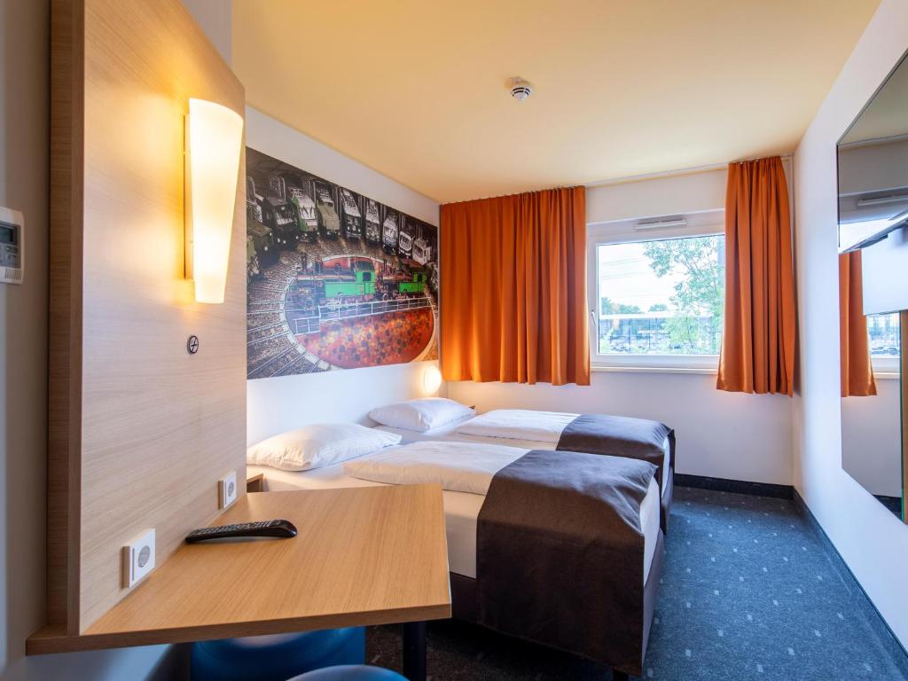 Postel nebo postele na pokoji v ubytování B&B Hotel Augsburg-Süd