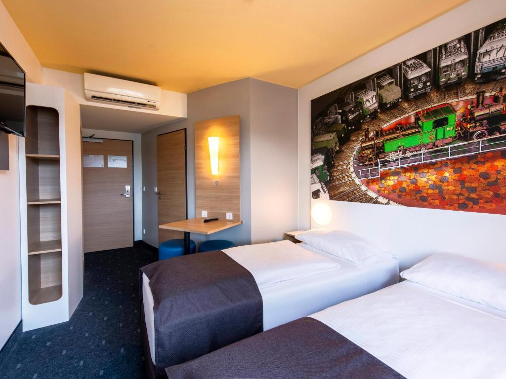 Postel nebo postele na pokoji v ubytování B&B Hotel Augsburg-Süd