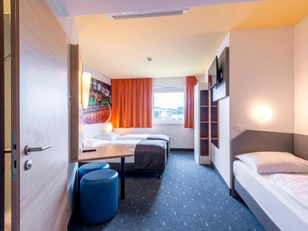 Postel nebo postele na pokoji v ubytování B&B Hotel Augsburg-Süd