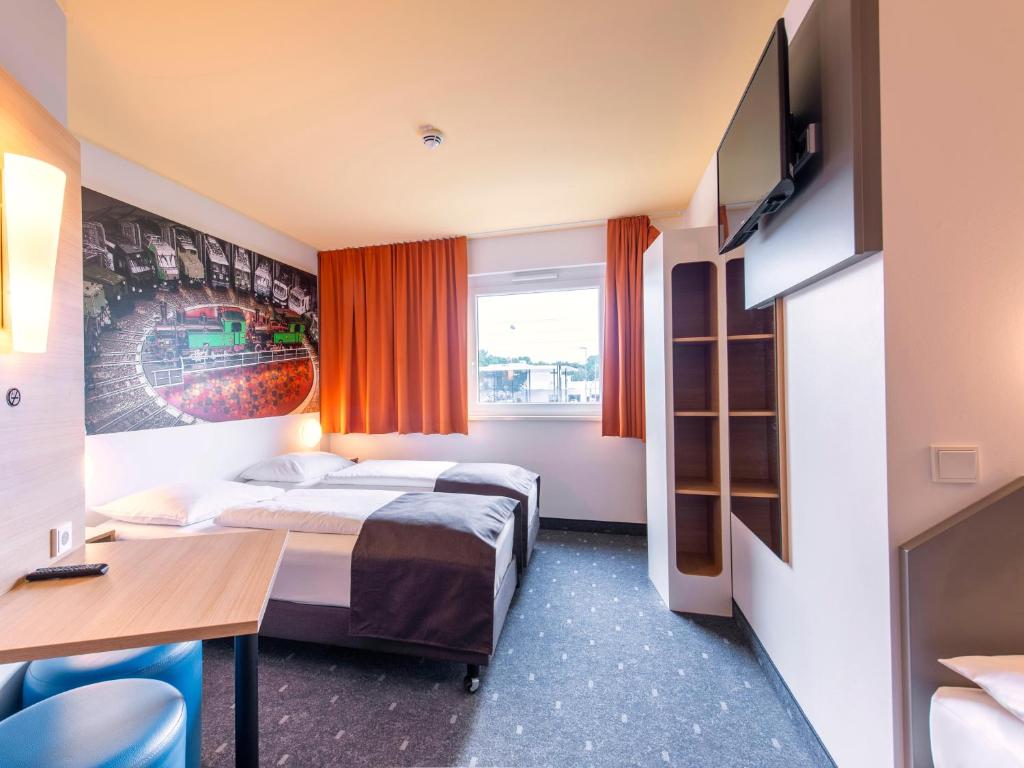 Postel nebo postele na pokoji v ubytování B&B Hotel Augsburg-Süd