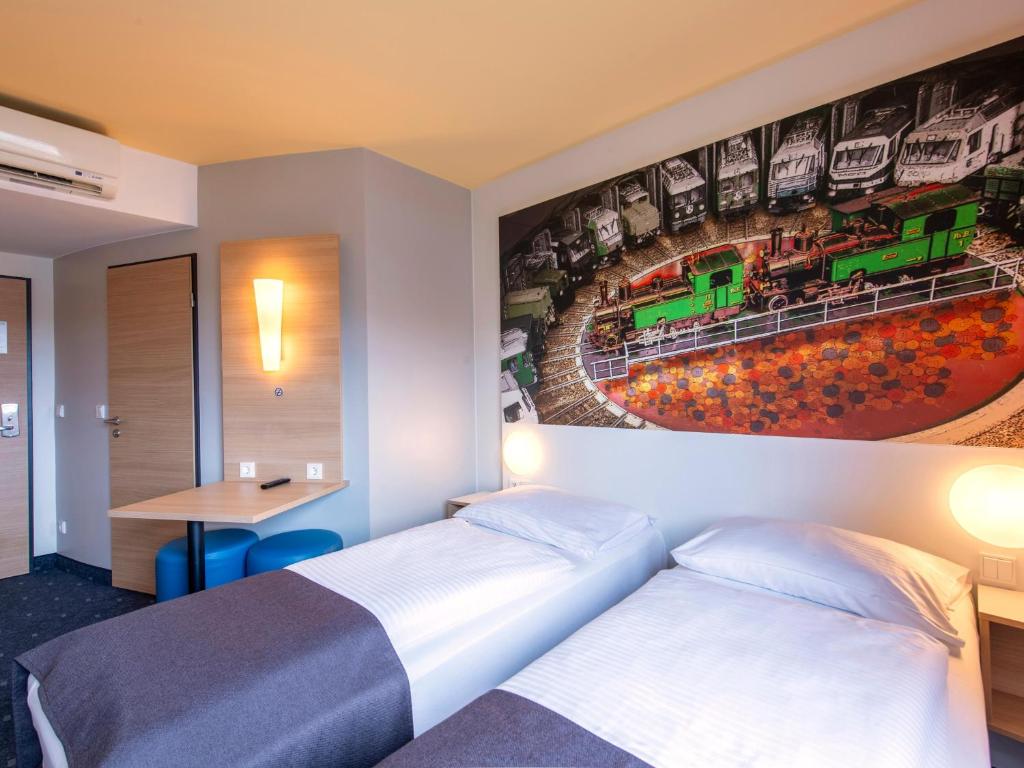 Postel nebo postele na pokoji v ubytování B&B Hotel Augsburg-Süd